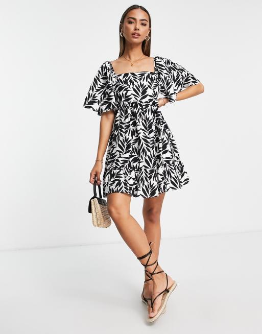 Urban Revivo – Bedrucktes Mini-Hängerkleid in Schwarz mit Blattmuster