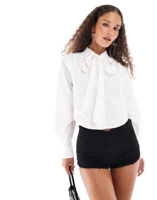 bow neck cropped shirt in white