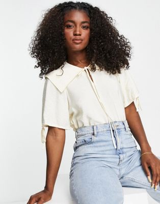 Urban Revivo relaxed shirt with balloon sleeves and exaggerated collar in poplin - ASOS Price Checker