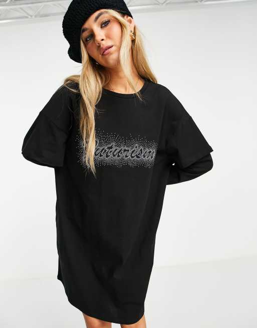 Urban Revivo – Czarna sukienka t-shirtowa mini z napisem