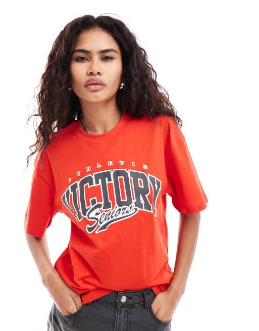 Urban Revivo – Czerwony T-shirt oversize z napisem „Victory”