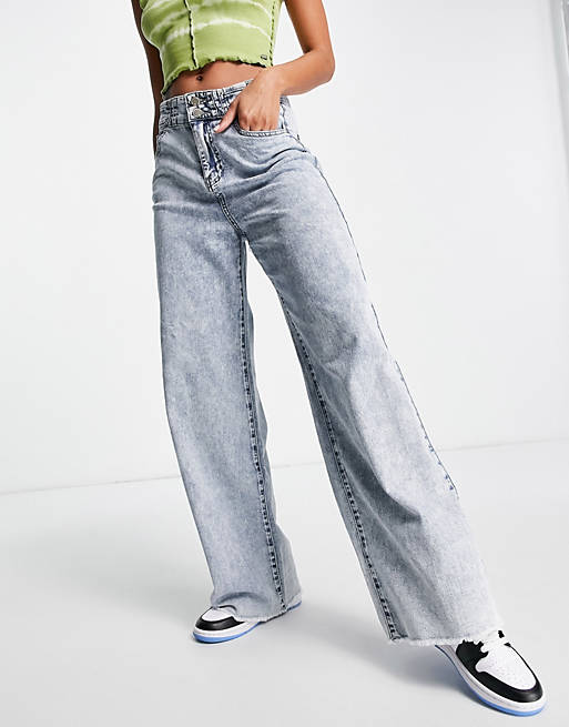 Women Urban Revivo double button wide leg jeans in bleach wash 