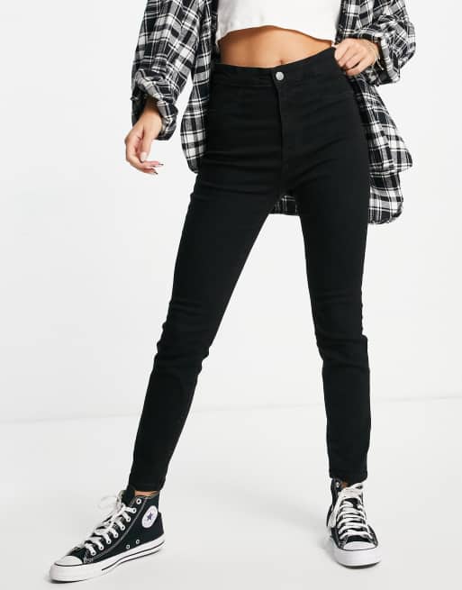 Urban Revivo – Enge Jeans in Schwarz