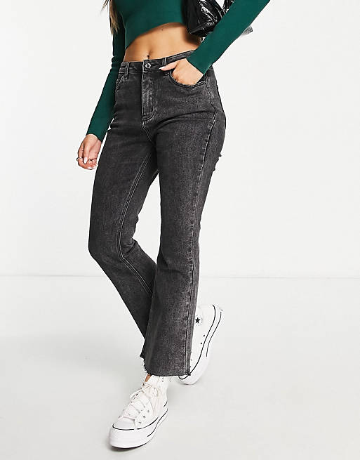 Urban Revivo - Flared jeans met onafgewerkte randen in zwart