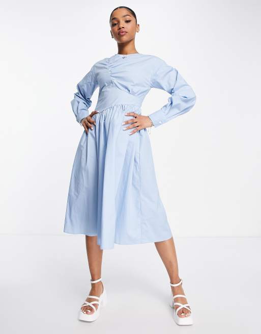 Urban Revivo – Gesmoktes Midikleid mit gerafften Details in Hellblau