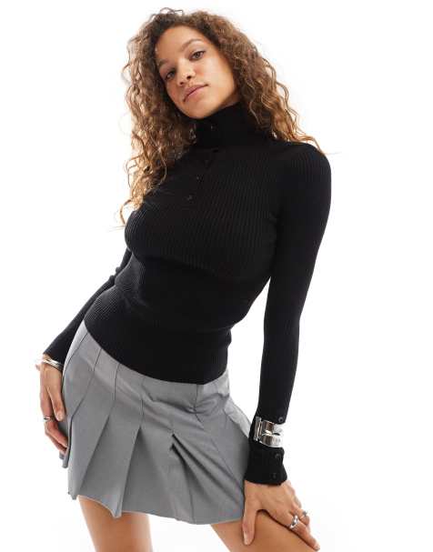 Urban Revivo – Hochgeschlossener, gerippter Pullover in Schwarz mit hohem Kragen mit Knopfdetail - view 1