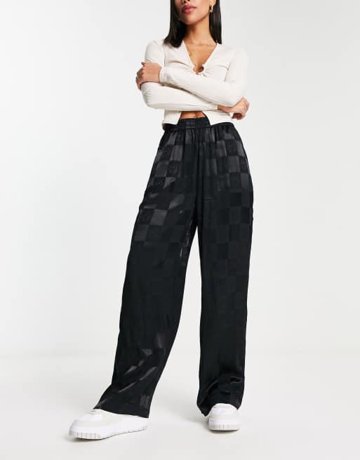 Urban Revivo – Hose in Schwarz mit Schachbrettmuster
