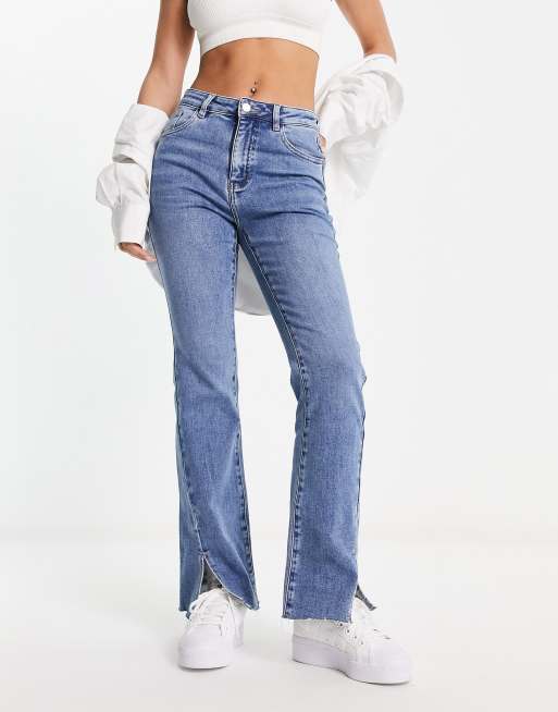 Urban Revivo - Jeans blu a zampa con fondo spaccato e incrociato