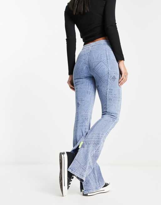 Urban Revivo - Jeans bootcut a zampa blu con dettagli grafici