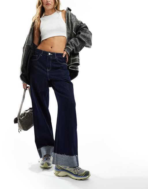 Urban Revivo - Jeans dritti larghi blu indaco con orlo grezzo risvoltato