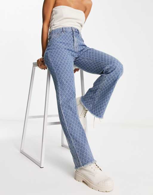 Urban Revivo - Jeans met laserprint, rafelranden en rechte pijpen in blauw