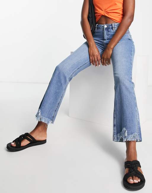 Urban Revivo - Jeans met rechte flared pijpen en onafgewerkte zoom in lichtblauw