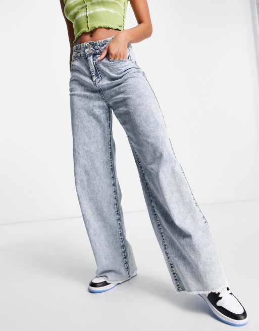 Urban Revivo – Jeans mit weitem Bein in Bleach-Waschung und zwei Knöpfen