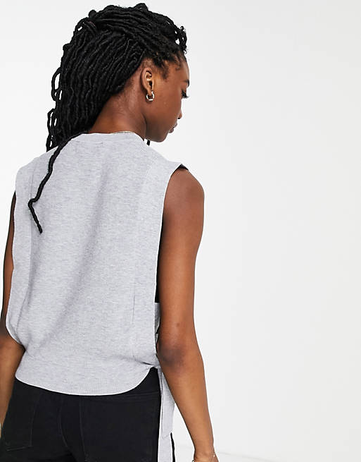  Urban Revivo knitted vest in grey 
