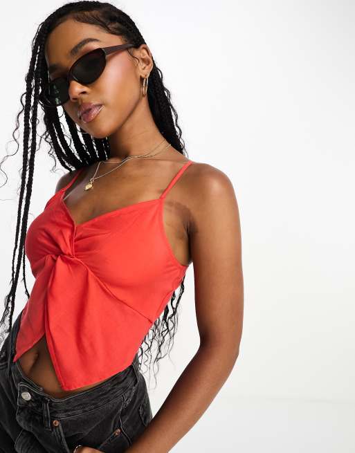 Urban Revivo – Kurzes Camisole in Rot mit verdrehter Vorderseite