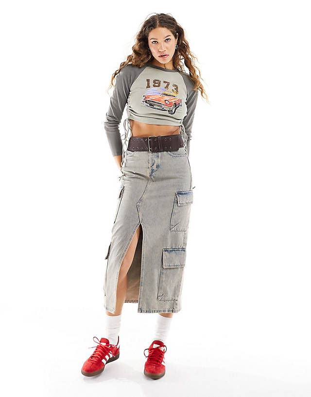Urban Revivo - long sleeve raglan cropped t-shirt with ruched sides and car graphic in taupe