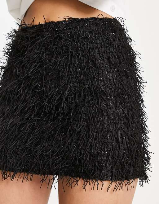 Feather and noise outlet skirt