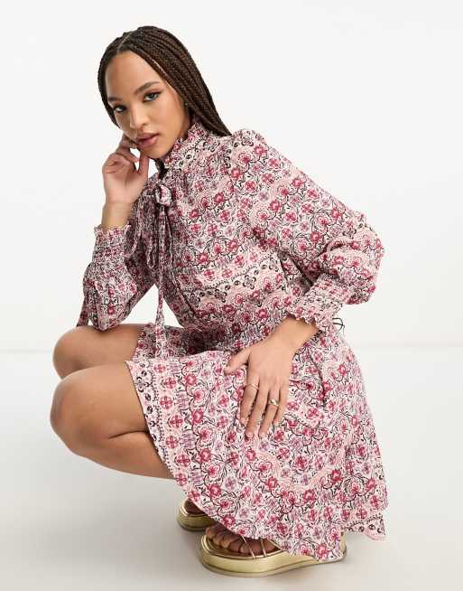 Urban Revivo - Mini-jurk met lange mouwen in rood met bloemenprint