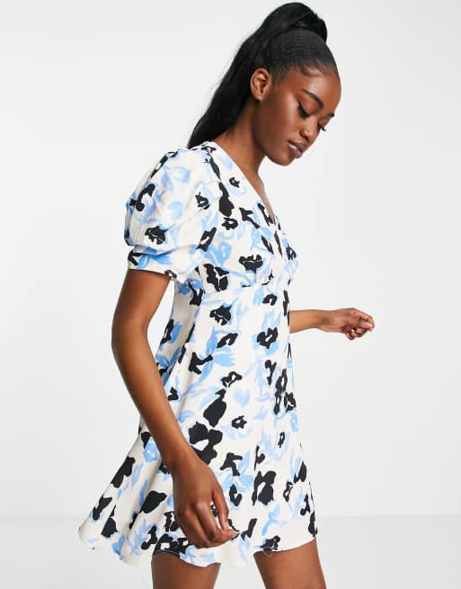 Urban Revivo – Mini-Wickelkleid in Blau geblümt 