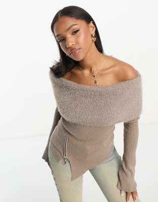 Urban Revivo Urban Revivo off-shoulder asymmetric fluffy jumper in grey-Green