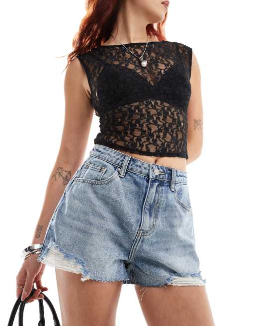 Urban Revivo - Pantaloncini vestibilità comoda blu lavaggio chiaro con bordi grezzi