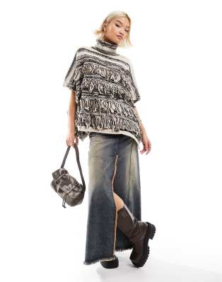 Urban Revivo - Poncho mit Fransen in Braun-Brown