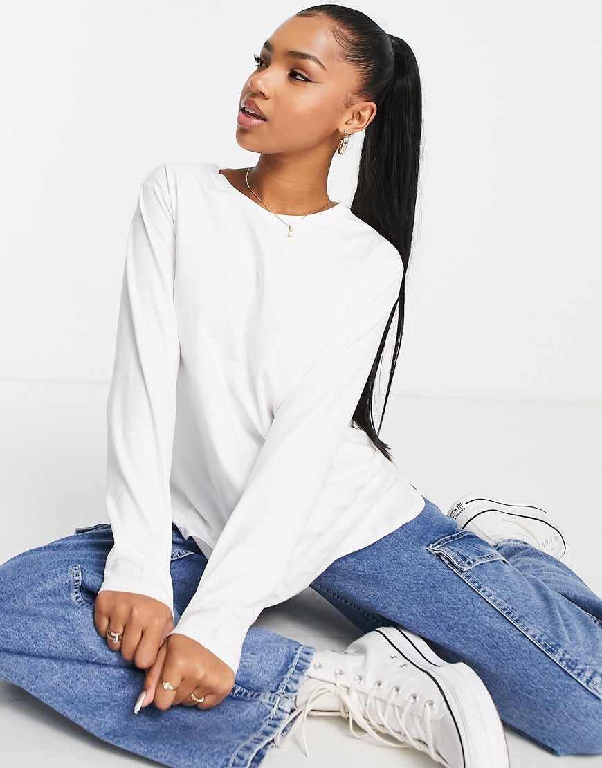 Urban Revivo relaxed fit long sleeved t-shirt in white