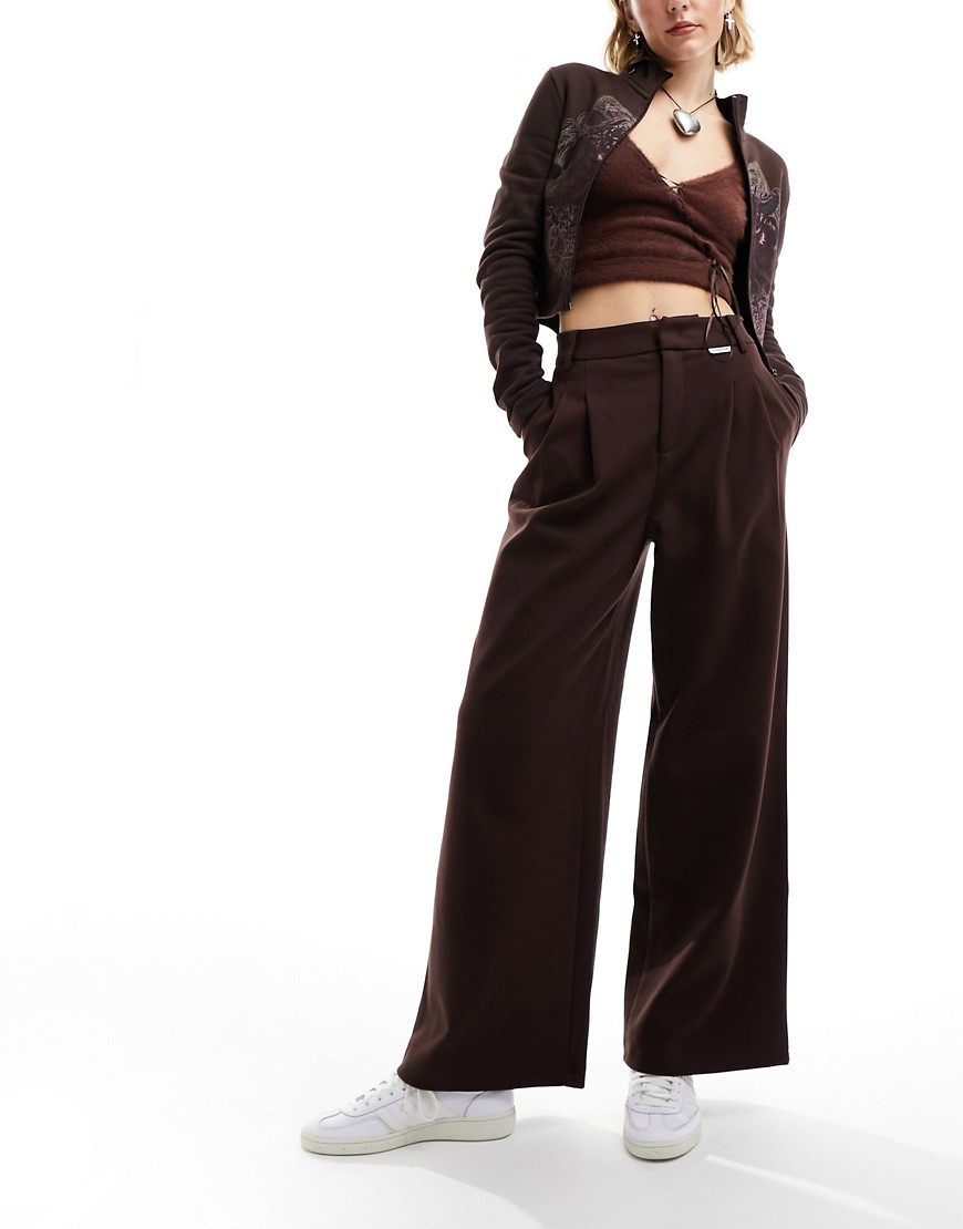 Urban Revivo relaxed wide leg tailored trousers in umber-Brown