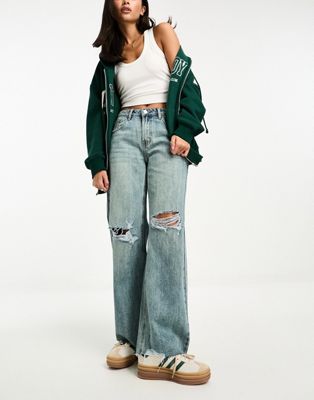 Urban Revivo ripped knee straight leg relaxed jeans in light blue - ASOS Price Checker