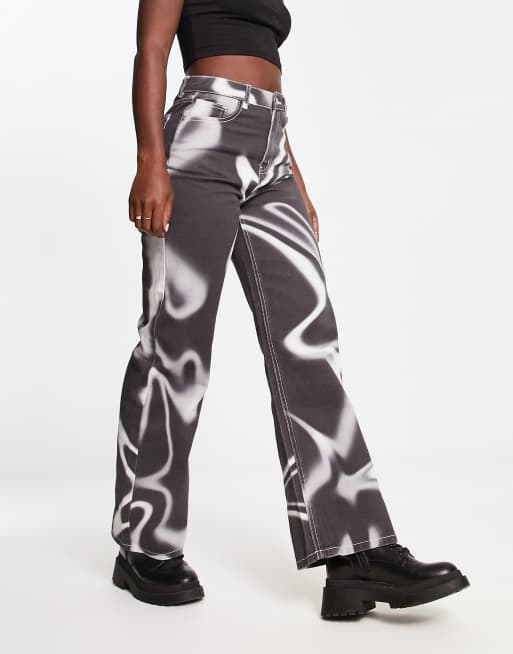 Urban Revivo - Ruimvallende jeans in zwart met wervelprint