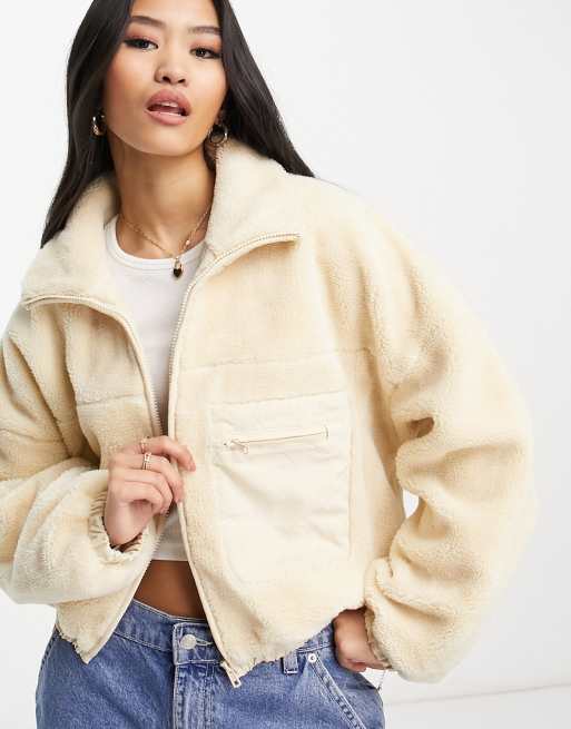Urban Revivo – Steppjacke aus Fleece in Creme mit kurzem Schnitt