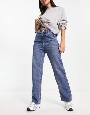 Urban Revivo straight leg jeans in blue | ASOS