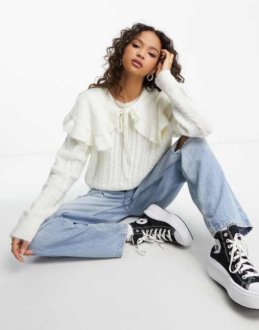 Urban Revivo – Strickpullover in Beige mit Zopfmuster und Rüschenkragen