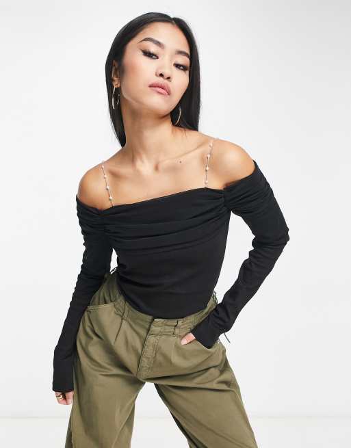 Urban Revivo – Svart, ryschad topp i off shoulder-modell med långa ärmar