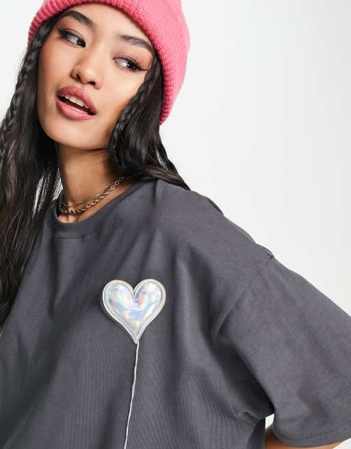 Urban Revivo – T-Shirt in Grau mit Herzmotiv