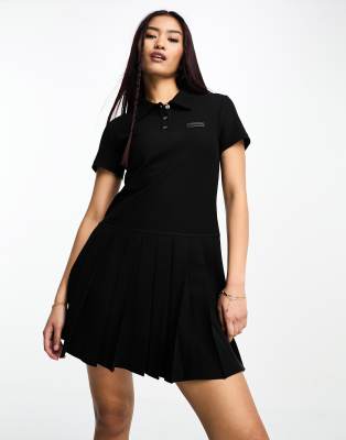 Urban Revivo - T-Shirt-Kleid in Schwarz mit plissiertem Saum