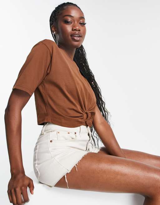 Urban Revivo - T-shirt marrone con dettaglio ad anello