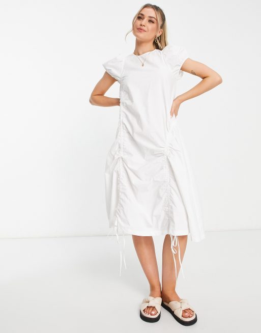 Urban Revivo - Vestito grembiule midi bianco sporco con dettaglio arricciato