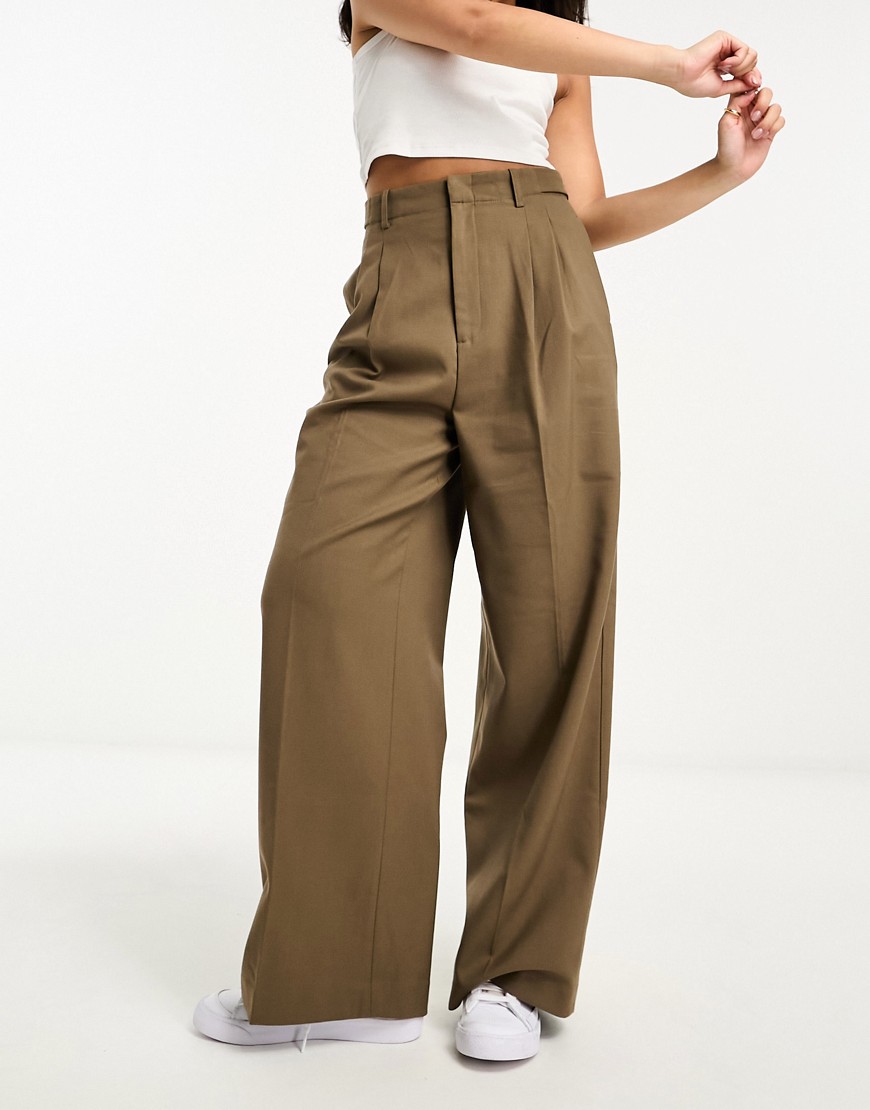 Urban Revivo wide leg pleated trousers in stone-Neutral