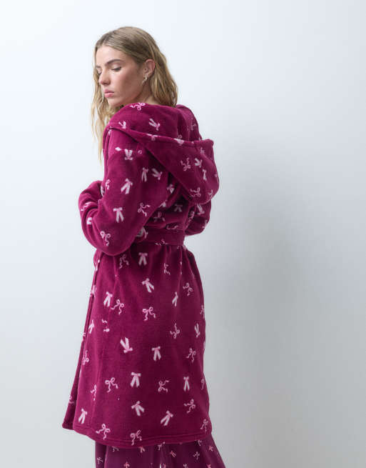 Urban Threads - bata de forro polar con capucha y estampado de lazos burdeos, 3 de 4