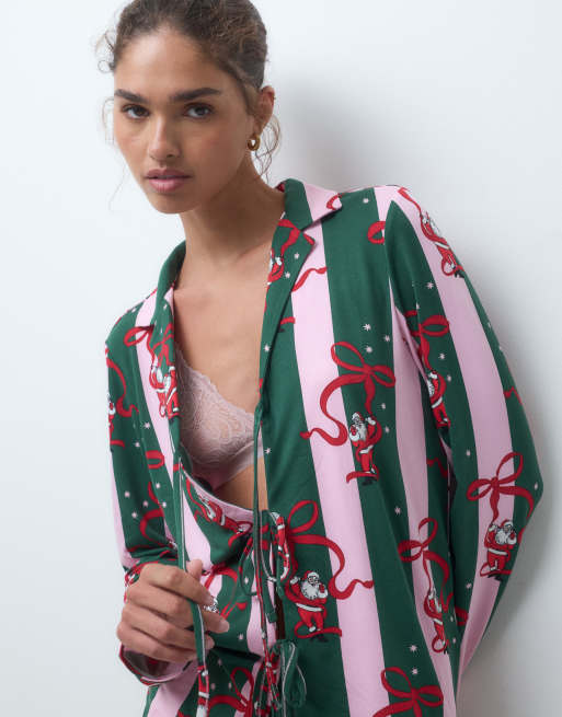 Urban Threads Christmas langärmliges Pyjama-Set mit Bindefront, Hemd und Hose in grünem Streifenmuster mit Santa-Print, 2 von 4