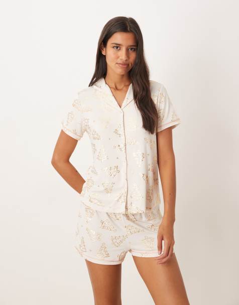 Urban Threads – Christmas – Pyjama aus Polyester mit kurzärmligem Oberteil mit Reverskragen und Shorts mit Weihnachtsbaum-Folienprint - view 1