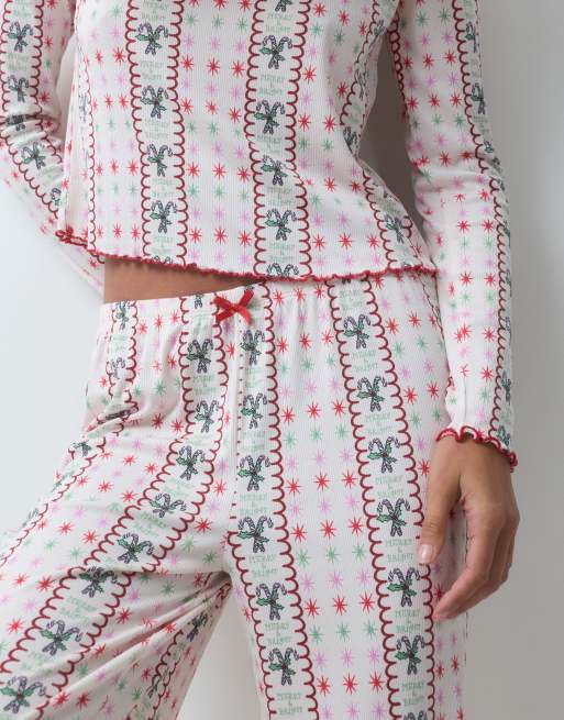Urban Threads Christmas pyjamasæt med top med rund hals og bukser i festligt print, 3 af 4