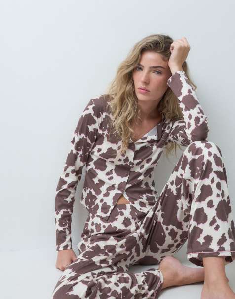 Urban Threads completo da casa con cardigan a coste e pantaloni con stampa mucca marrone - view 1