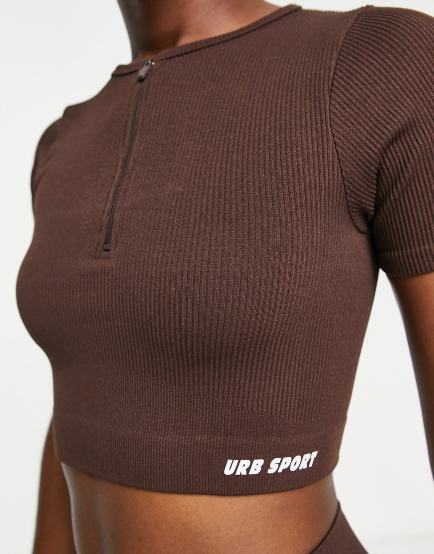 Crop top sportivo a maniche corte senza cuciture color cioccolato scuro con zip sul davanti-Marrone - Urban Threads T-shirt donna  - immagine2