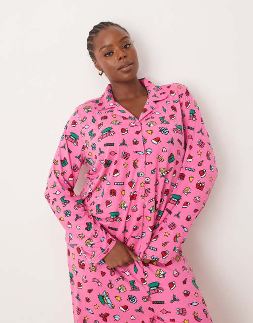 Urban Threads Curve Christmas poly long sleeve revere top and pants pyjama set in festive print, 3 of 4