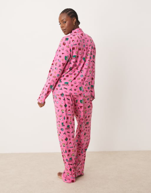 Urban Threads Curve Christmas poly long sleeve revere top and pants pyjama set in festive print, 4 of 4