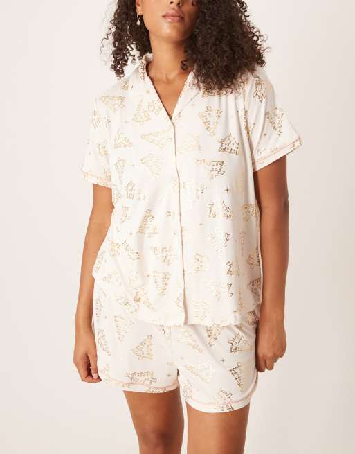 Urban Threads Curve Christmas poly short sleeve revere and short pyjama set in foil christmas tree print, 2 of 4