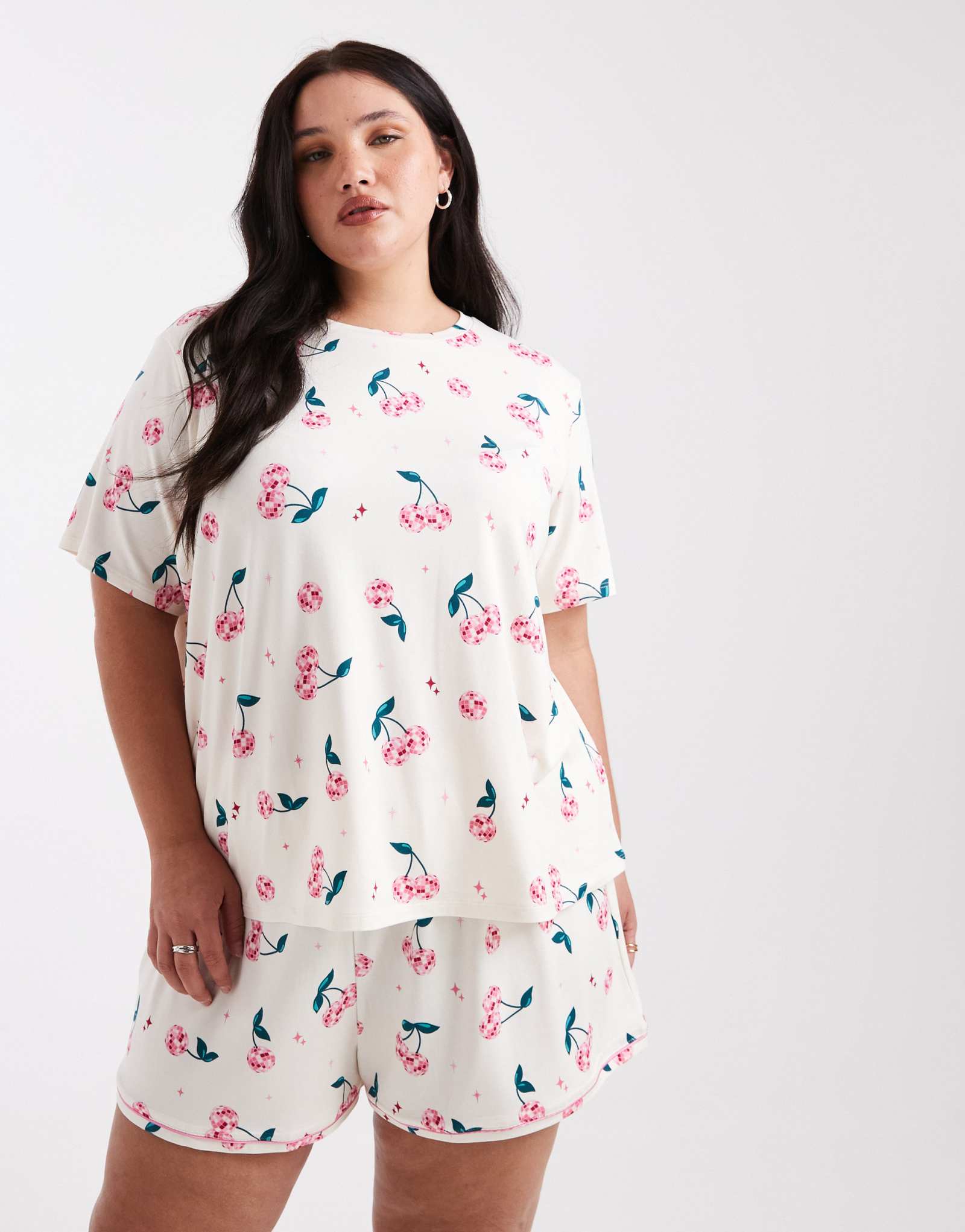 Пижамный комплект Urban Threads Curve с вишневым принтом в стиле диско розового цвета