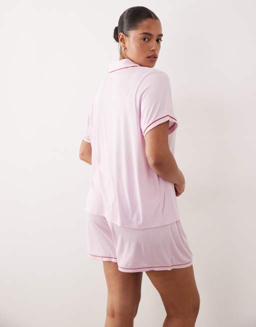 Urban Threads – Curve –Gerippter Pyjama mit Reverskragen in Rosa mit roter Paspelierung und Shorts , 3 von 4